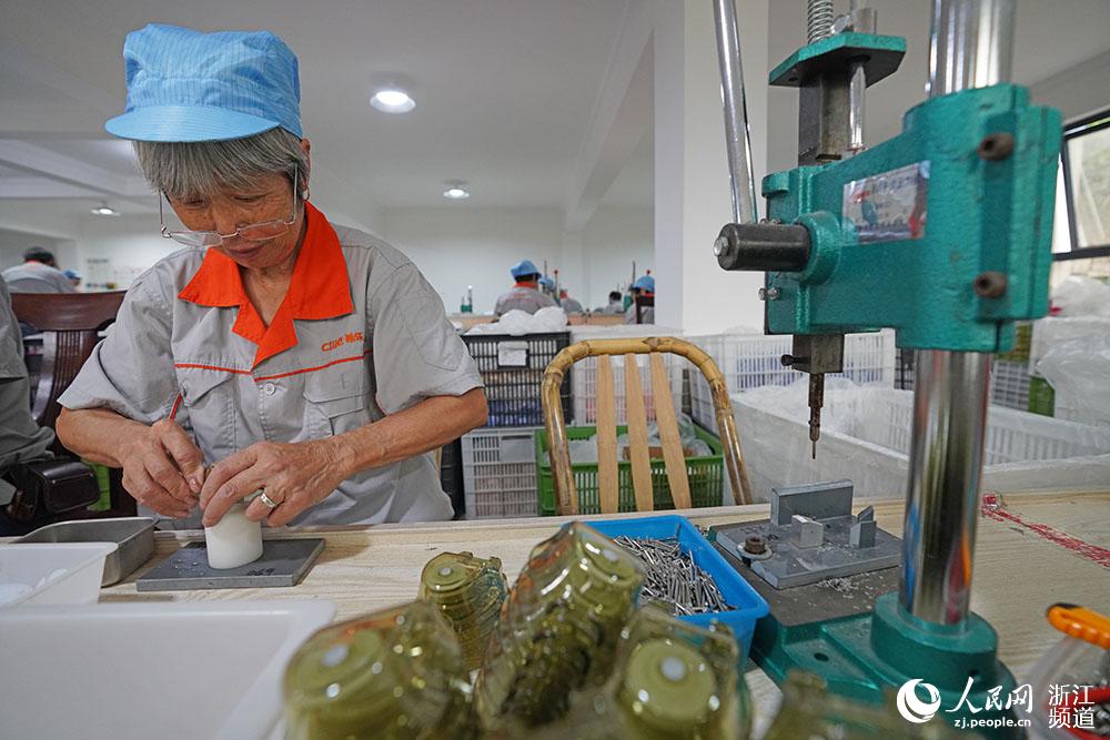 816_Sr^Ϫ悎X塰СٟůĹڽMbˮƿwW z