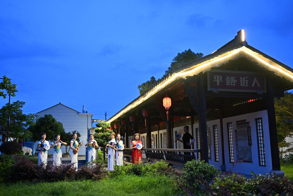 大鄭村文化禮堂“平語近人”聊天長廊。前童鎮供圖