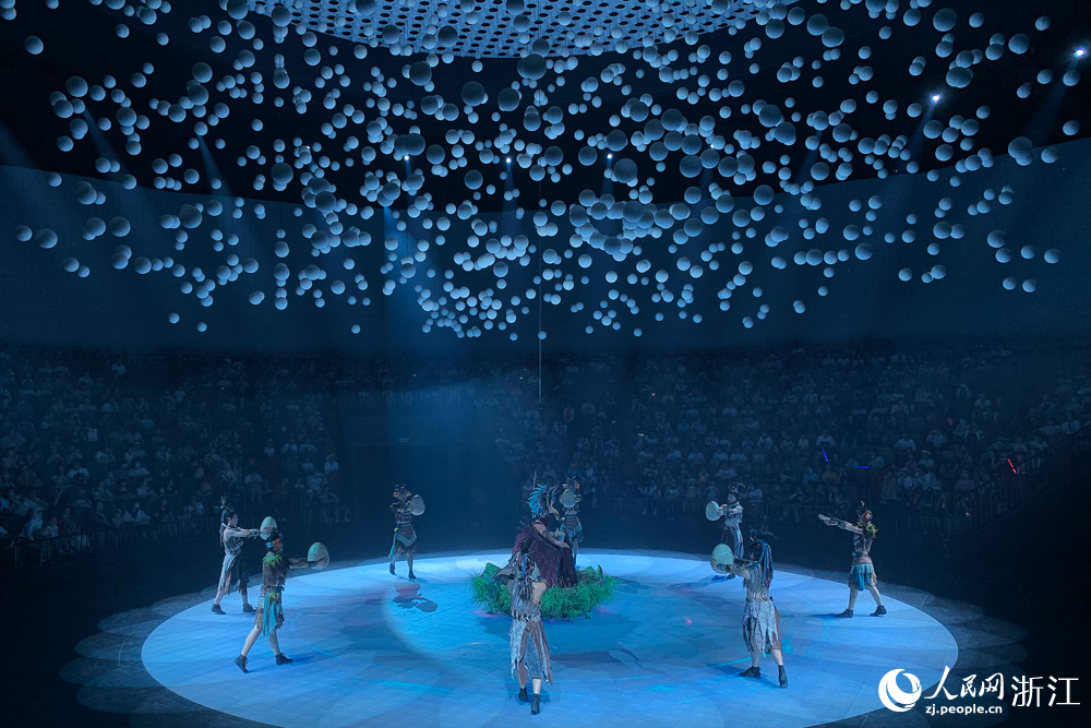 劇場項目《飛上藍天》為游客實景演繹了一曲人與自然和諧共存的贊歌。人民網 葉賓得攝