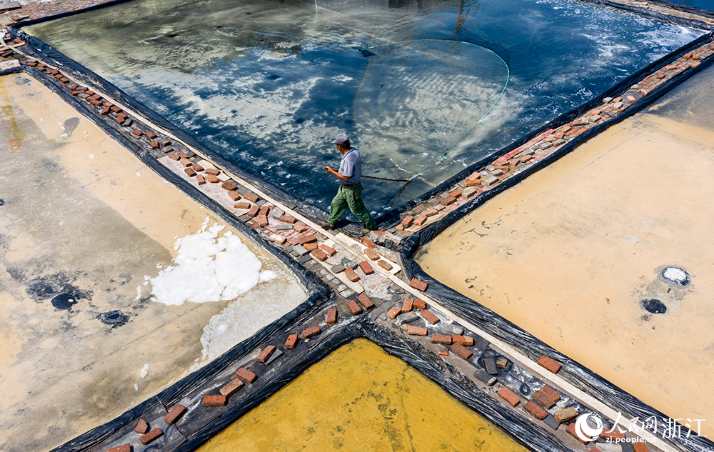 7月13日，鹽工們冒著高溫酷暑在鹽場勞作。人民網 章勇濤攝