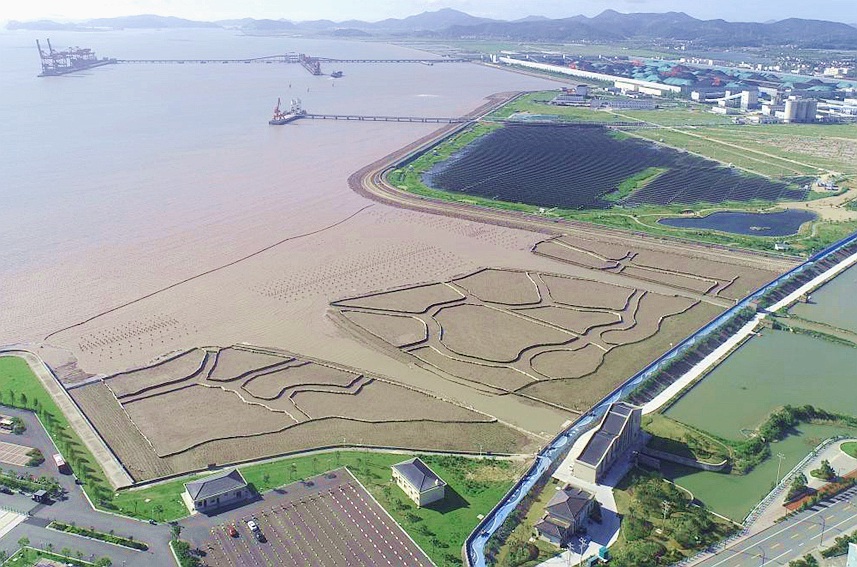 俯瞰舟山六橫島大岙鹽沼修復及海堤生態化建設工程。六橫管委會供圖