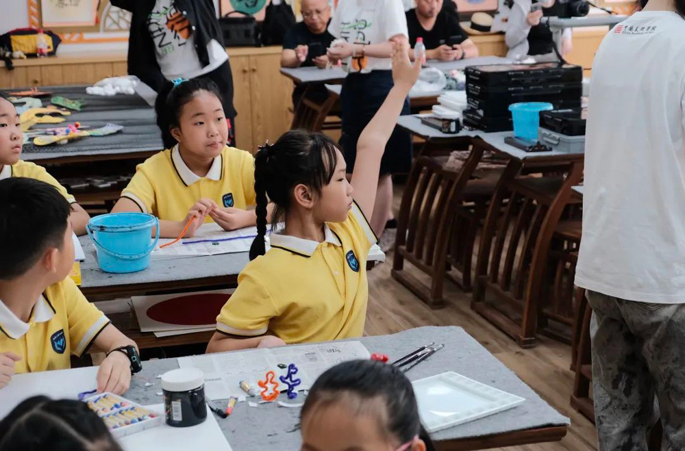 小朋友們根據在課堂中學習到的知識展開自由創作。中國美術學院供圖