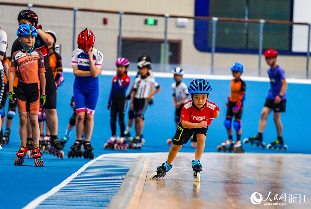 小朋友們在杭州亞運會錢塘輪滑中心練習輪滑。人民網 章勇濤攝