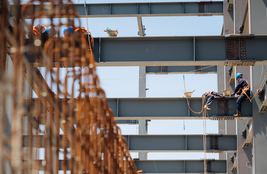 奮戰高溫，電力工作者揮汗堅守。陳貝靈攝