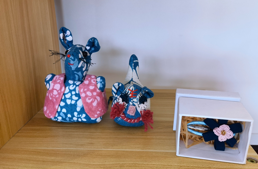 “喜曼藍富”工作室生產的布偶玩具。段凌云攝