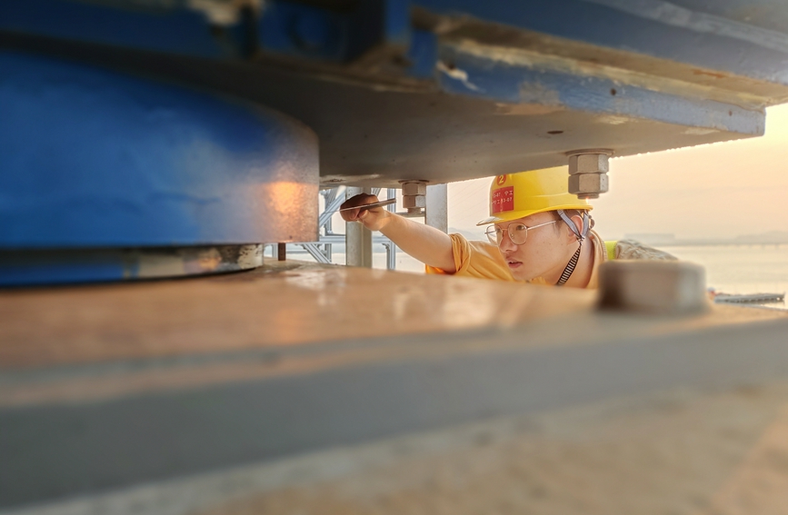 “守橋人”檢修椒江特大橋。朱小剛攝