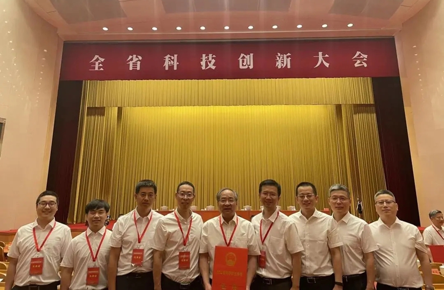 呂建新教授團隊領獎。杭州醫學院供圖