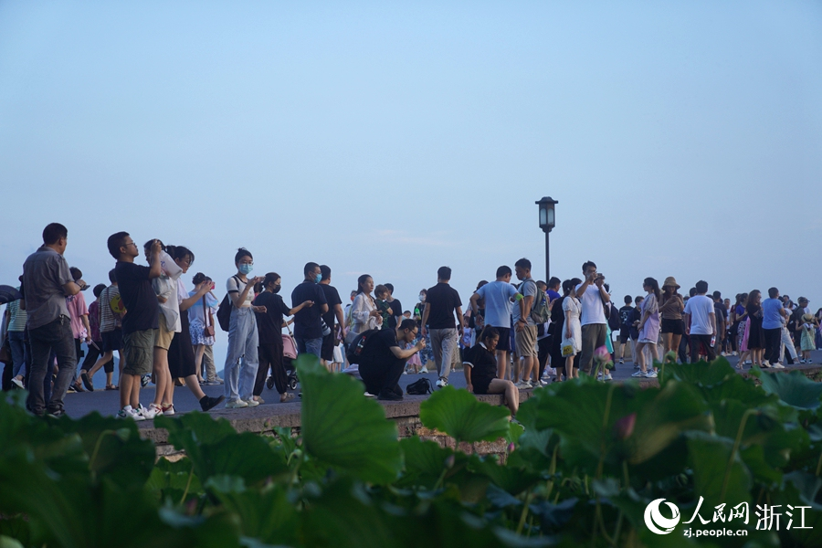 游人們“打卡”西湖。人民網 郭揚攝