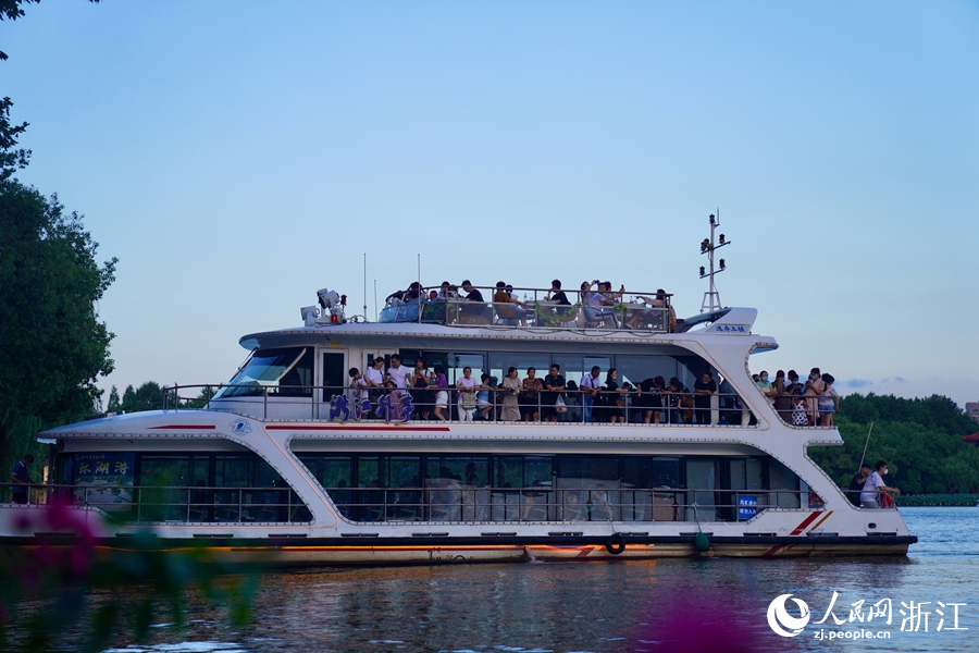 游人們“打卡”西湖。人民網 郭揚攝