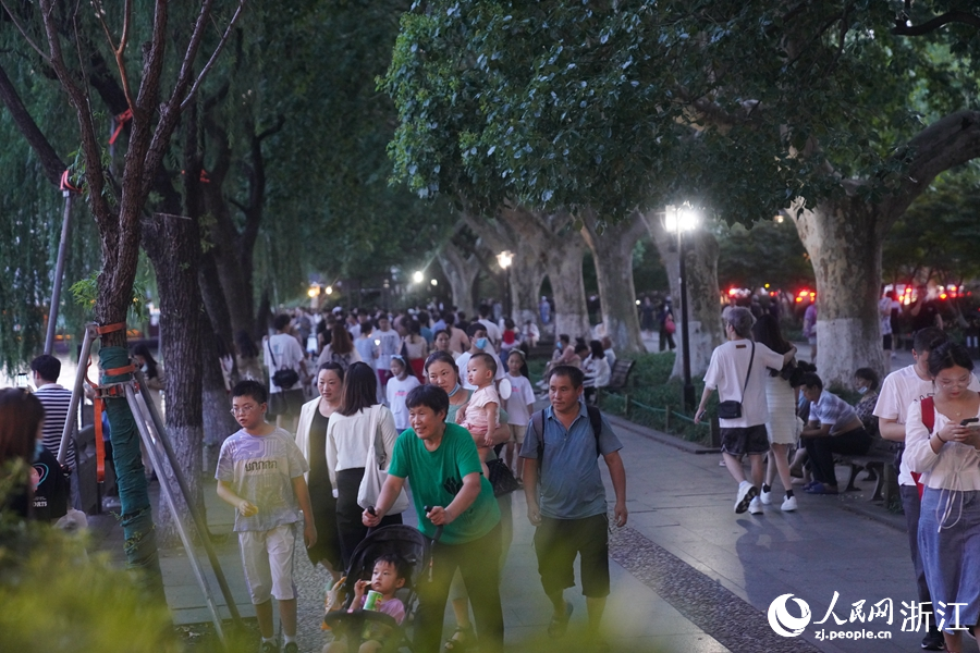 游人們“打卡”西湖。人民網 郭揚攝