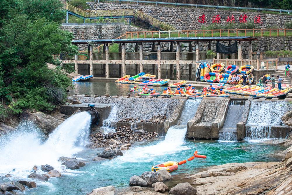 浙西涼源峽漂流景區吸引了眾多游客前來體驗游玩。王家駿攝