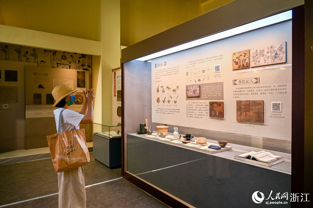 游客正在展廳內參觀。人民網 葉賓得攝