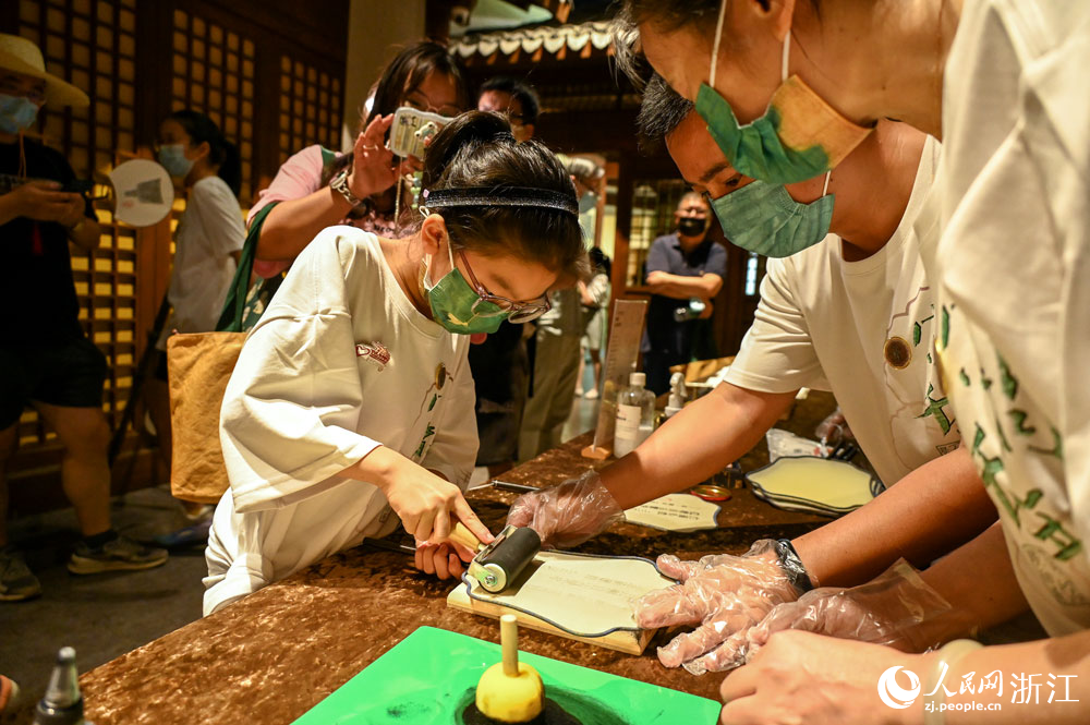 體驗雕版印刷。人民網 葉賓得攝