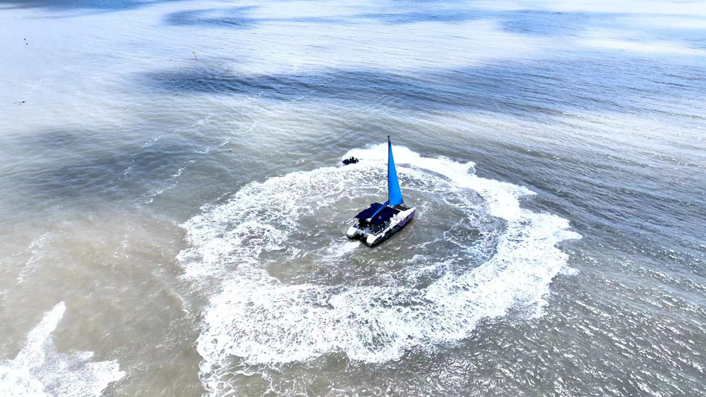 8月5日，在寧波象山東旦時尚運動海灘，不少游客正在體驗水上游樂項目。周瑩攝