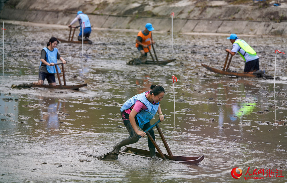 參賽選手在灘涂上進行海馬速滑接力。人民網 章勇濤攝