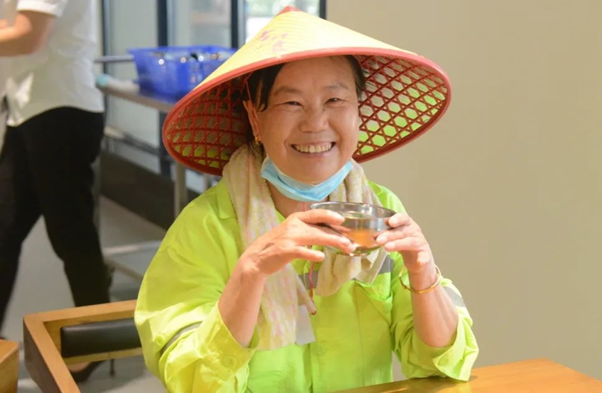 衢州市市場監管局打造了“勞動者港灣”，為環衛工人、志愿者、交通警察、執法隊員等城市建設者在炎炎夏日提供休息場所、飲用水（湯）以及手機充電等免費服務。衢州市市場監管局供圖