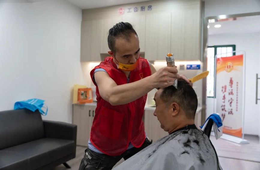 溫州市“騎手之家”為騎手們免費檢修車輛、贈送換電禮包，還提供免費理發、法律咨詢等服務。溫州市總工會供圖