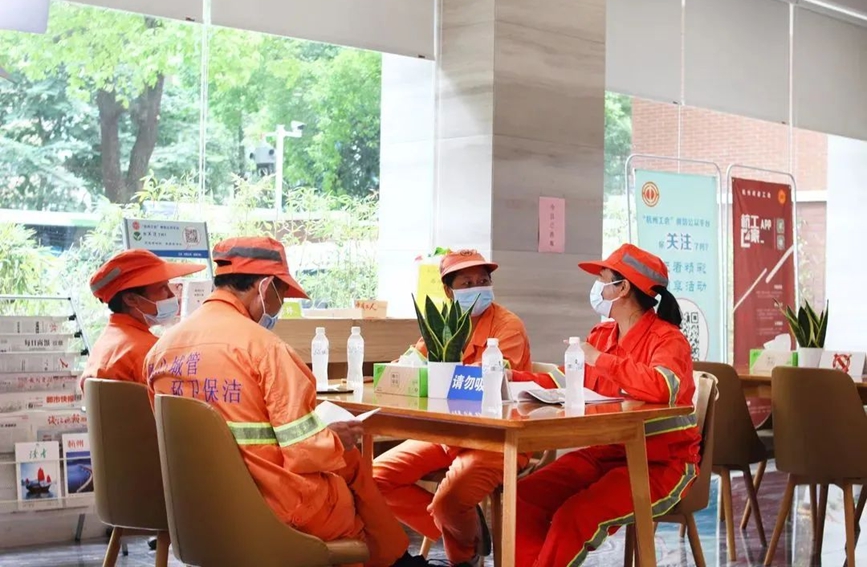 環衛工人在杭州岳王路“愛心驛家”內休息。杭州市總工會供圖