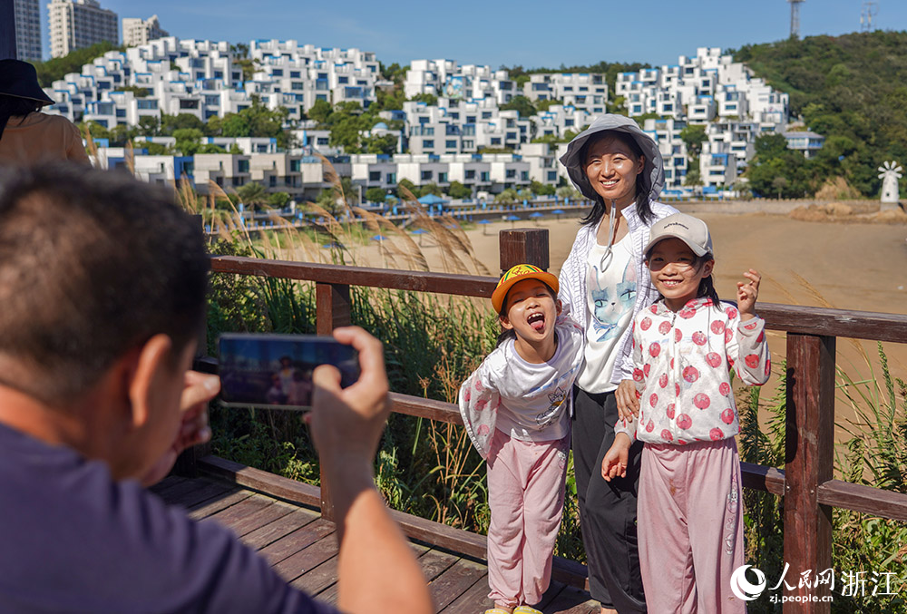 在舟山市岱山縣秀山島，游客在合影留念。人民網  章勇濤攝