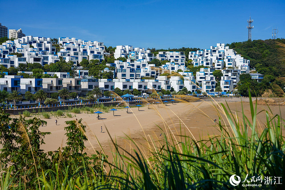 錯落有致的藍白建筑吸引游客前來打卡留念。人民網 章勇濤攝