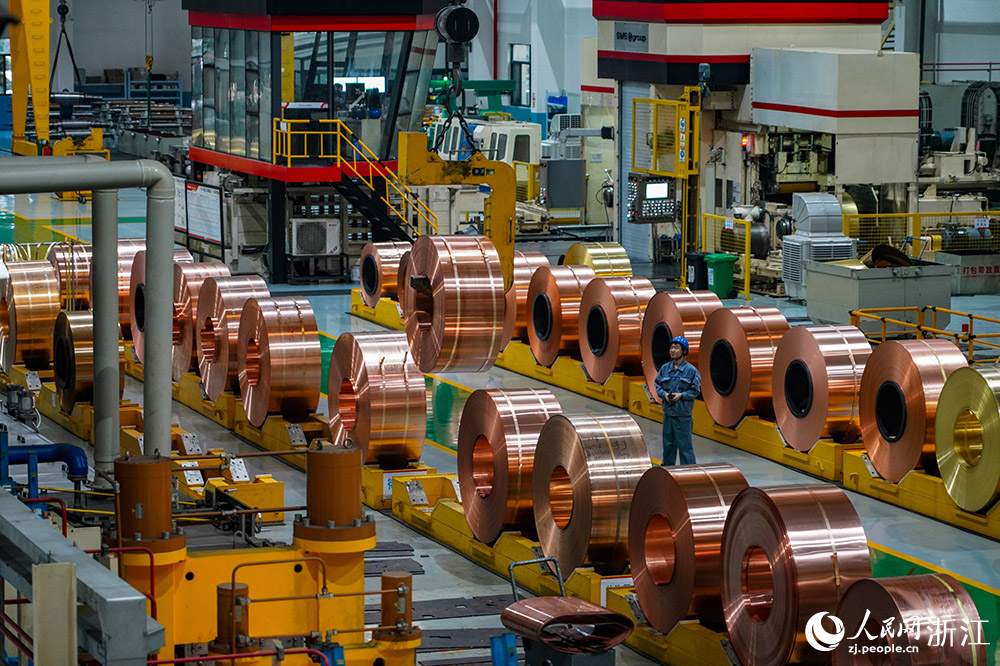 在寧波市江北區一銅帶生產車間，各項生產工作正在有序運轉。人民網 章勇濤攝