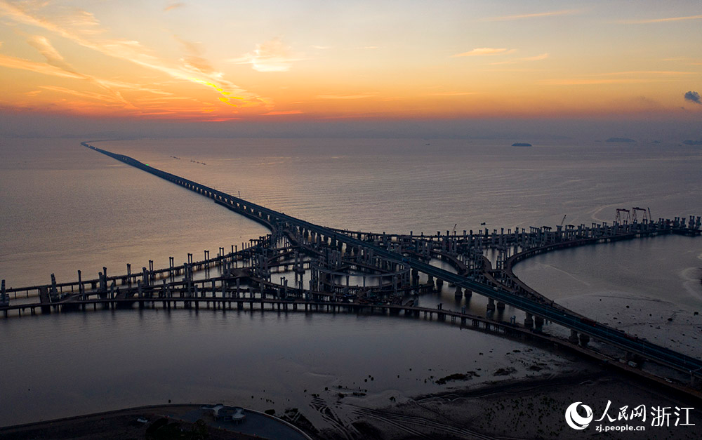 杭甬高速復線寧波一期項目正搶抓晴好天氣施工趕進度。人民網 章勇濤攝