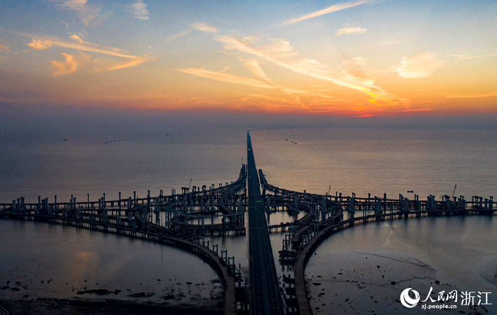 杭甬高速復線寧波一期項目正搶抓晴好天氣施工趕進度。人民網 章勇濤攝