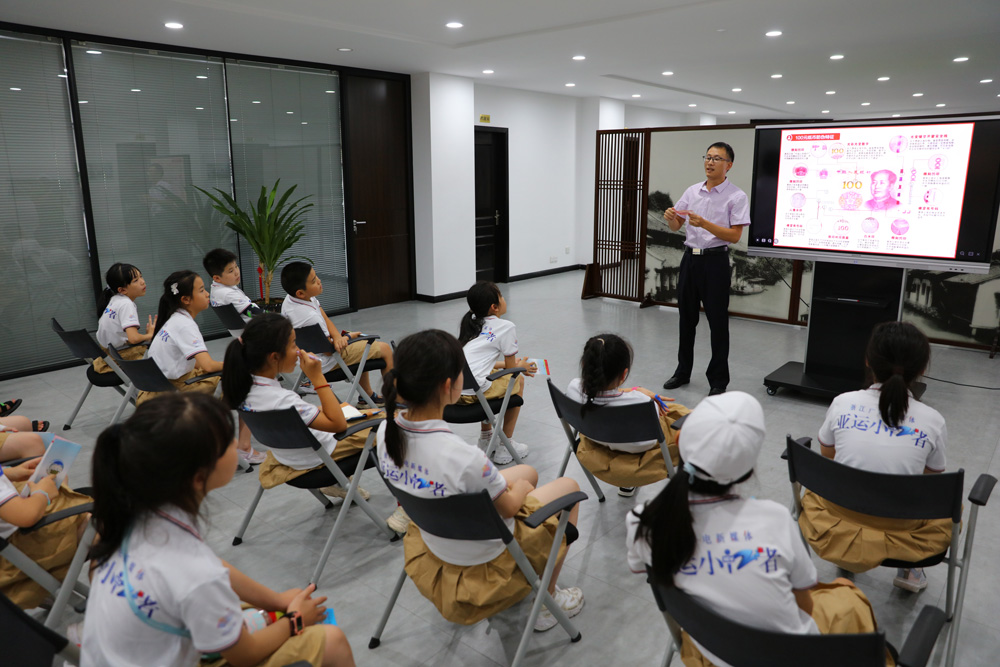 學習如何辨別假幣。周建仕攝