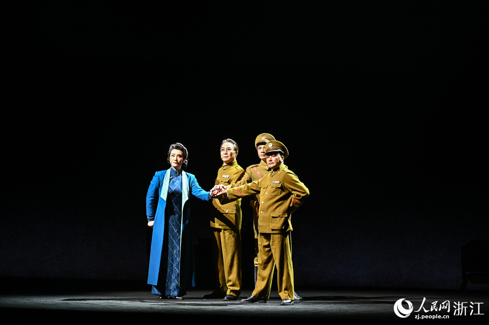 8月19日晚，越劇《楓葉如花》在杭州大劇院上演。人民網 葉賓得攝