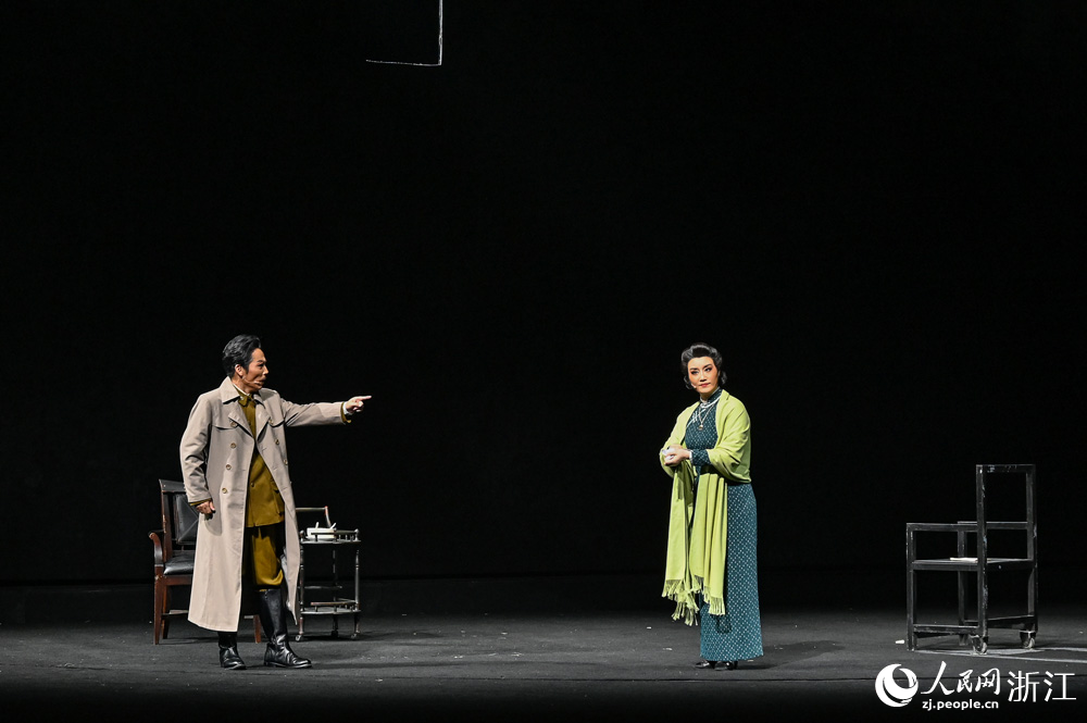 8月19日晚，越劇《楓葉如花》在杭州大劇院上演。人民網 葉賓得攝