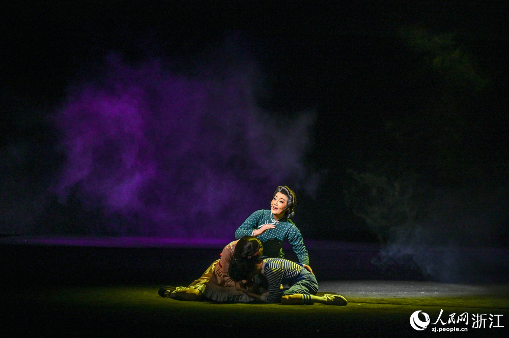 8月19日晚，越劇《楓葉如花》在杭州大劇院上演。人民網 葉賓得攝