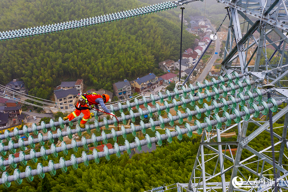 浙江送變電公司員工開展專檢驗收作業，為即將啟動的竣工驗收工作做好準備。人民網 章勇濤攝