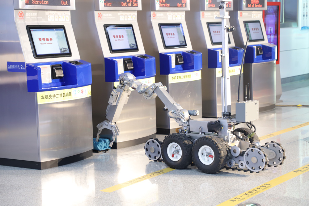 機器人進行排爆作業。林夕榆攝