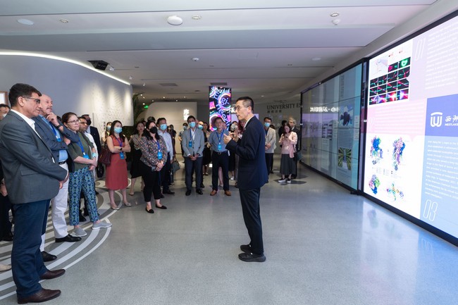 與會代表走訪參觀了西湖大學云谷校區。西湖大學供圖