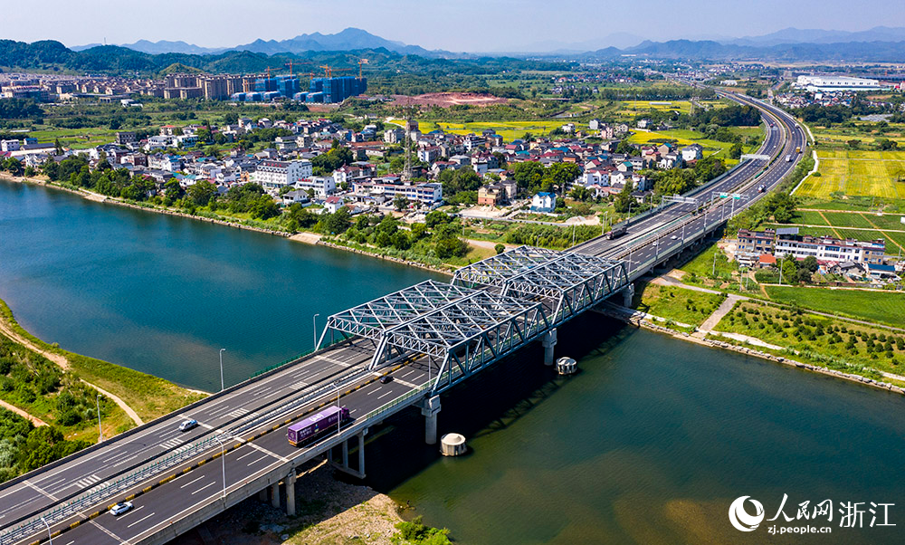 航拍G60滬昆高速公路常山港大橋。人民網 章勇濤攝