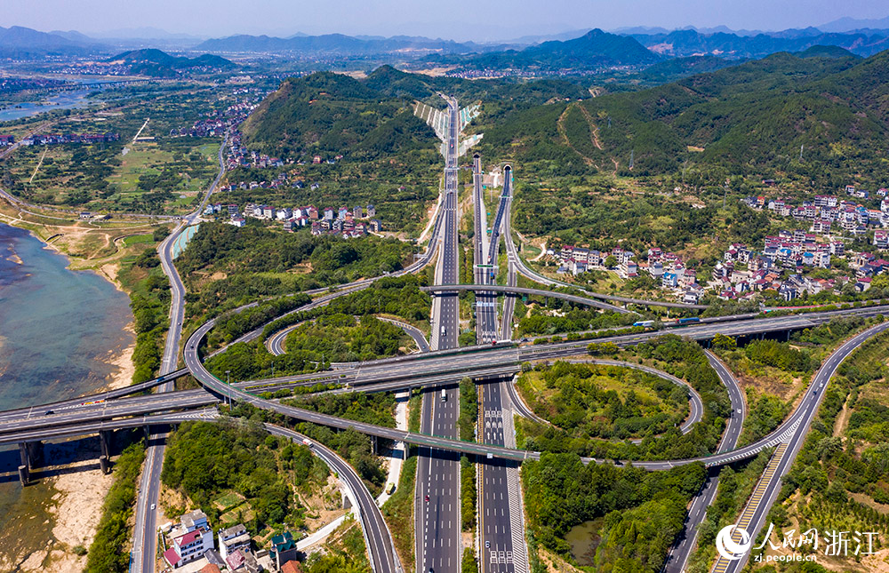 航拍G60滬昆高速公路五里樞紐。人民網 章勇濤攝