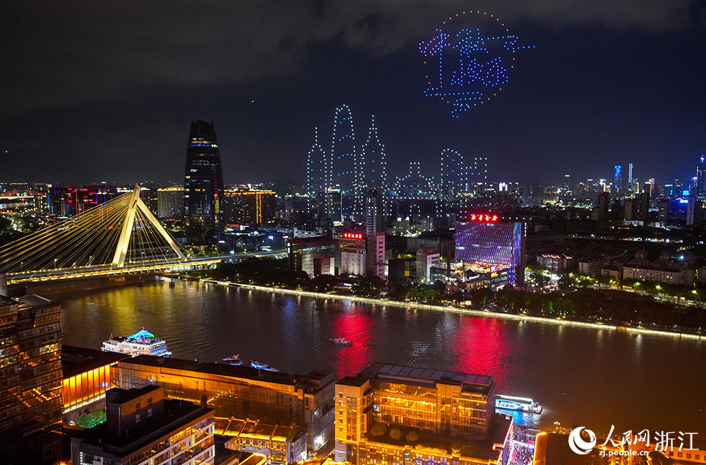 一場精彩絕倫的無人機燈光秀點亮了寧波的夜空。人民網 章勇濤攝