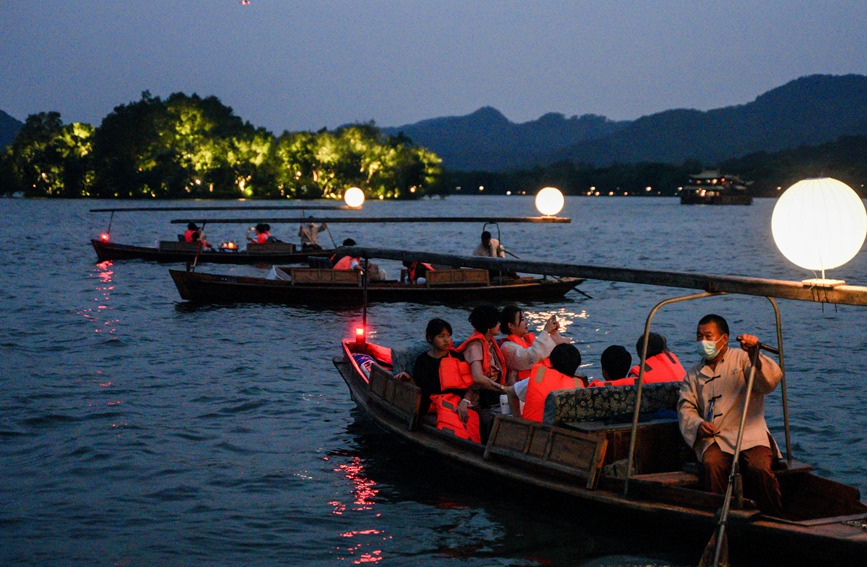 中秋佳節，33艘月亮船將散落在西湖湖面，與天上明月一同照亮湖面。杭州西湖風景名勝區管委會供圖