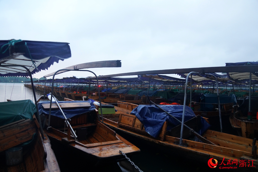 西湖景區船舶?？吭诖a頭。人民網 陳陸洵攝