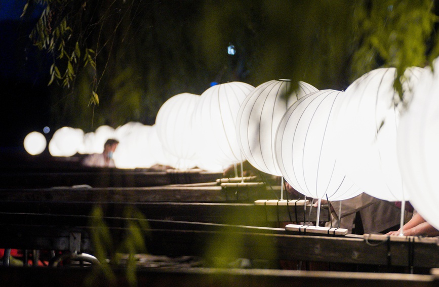 33艘月亮船在西湖上緩緩點亮。杭州西湖風景名勝區管委會供圖