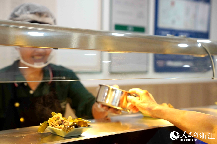 可堂食、可打包、可外賣，健康養老更便捷。人民網 張麗瑋攝