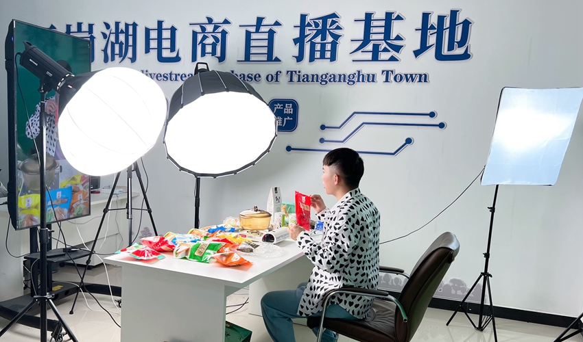 天崗湖鄉組建了電商直播基地。金響龍攝