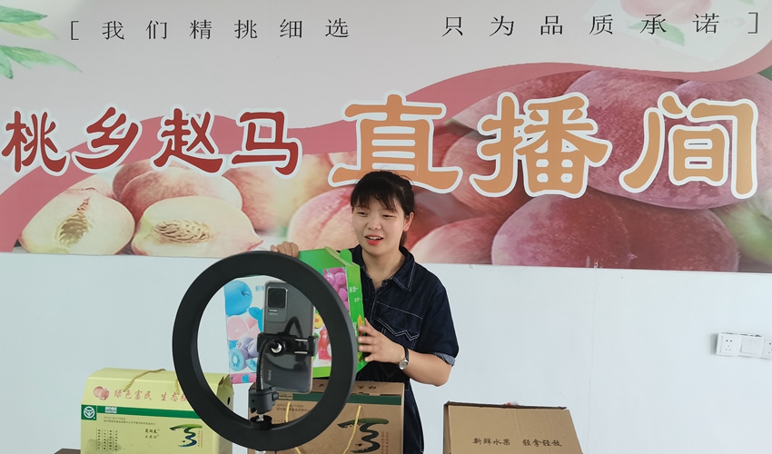 泗洪縣村居干部開展助農直播銷售。金響龍攝