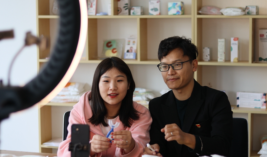 泗洪縣村居干部開展助農直播銷售。金響龍攝