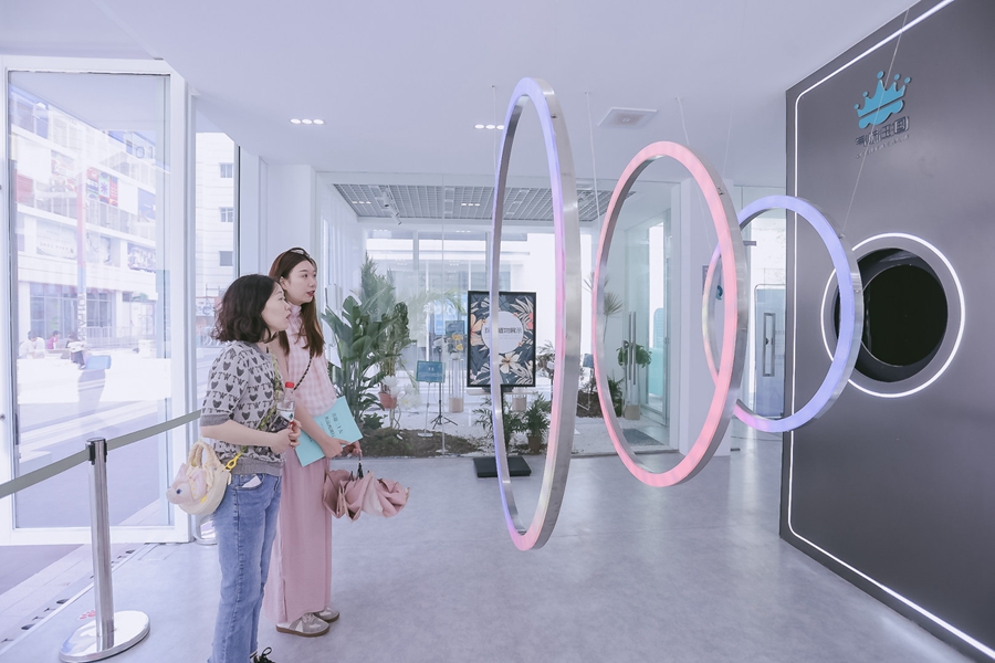 站在體驗處可感受氣味的魅力。劉佳明攝