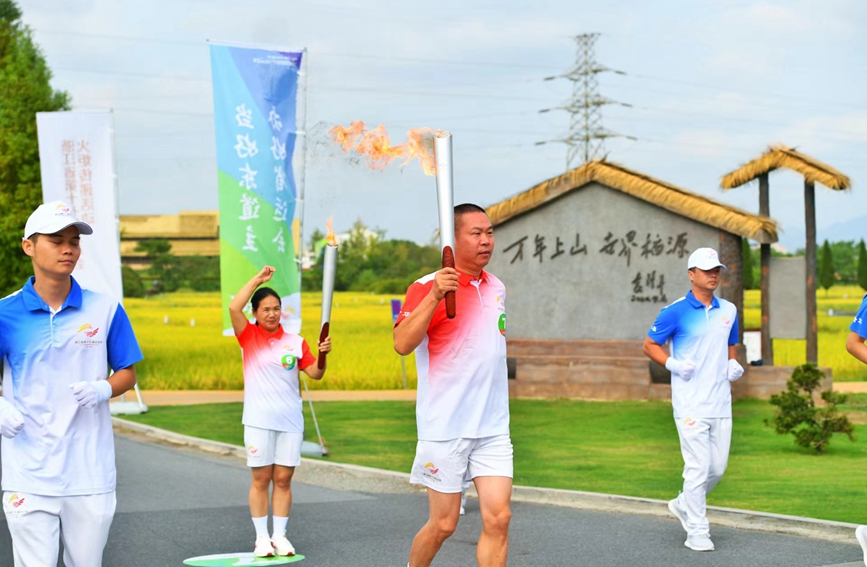 29位火炬手高舉火炬，一棒傳一棒，將金華精神與省運會精神棒棒相傳。王志金攝