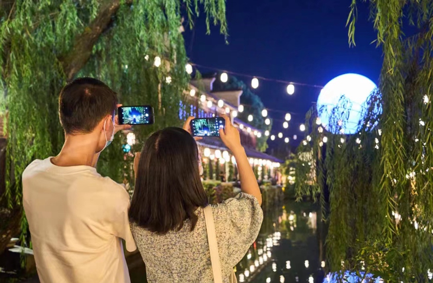 橫店在夜游經濟的打造上也充滿了影視主題氛圍。橫店影視城供圖