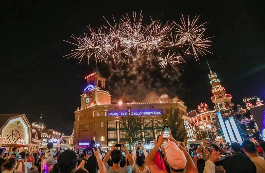 橫店在夜游經濟的打造上也充滿了影視主題氛圍。橫店影視城供圖