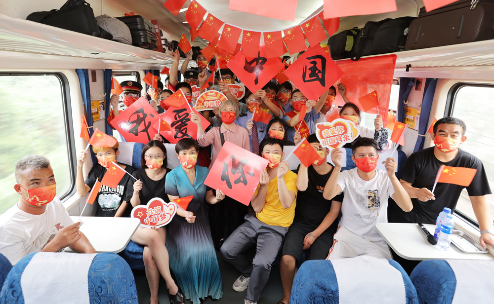 列車員與旅客一起歡度國慶。周圍攝