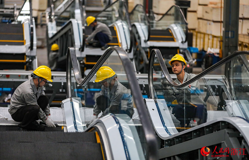 近日，在湖州市南潯區一電梯企業，工作人員在對扶梯進行組裝調整。人民網 章勇濤攝